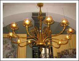 Grande lampadario Art Decò color miele dorato in vetro di Murano.Venezia 1925-1930.