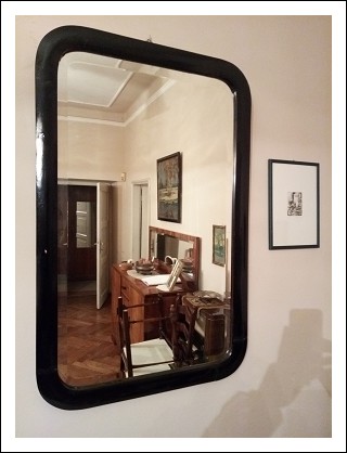 Specchio grande da parete anni 20 del 900, con cornice nera in legno