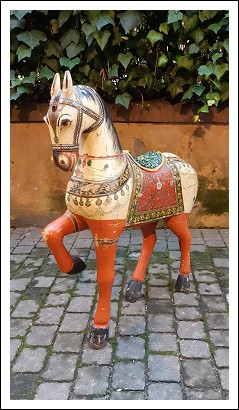 Scultura antica cavallo legno dipinto e decorato
