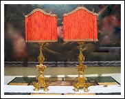 Coppia di candelieri in legno scolpito ad altorilievo, doratura zecchino, fine XVII-inizio XVIII