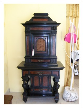 Importante mobile cabinet, risalente al 1860 e di rappresentanza. 100 l x 208 h x 59 p. 