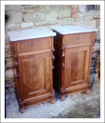 Coppia di comodini in noce. 49lx35px91h