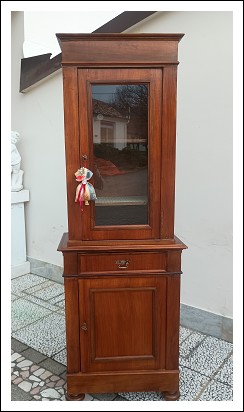 Credenza con alzata, vetrinetta, libreria. 71lx39px207h