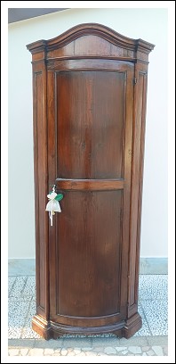 Antica angoliera mossa,cantonale. 89lx61px225h