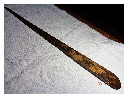 Tagliacarte in legno d�ulivo dell�800.