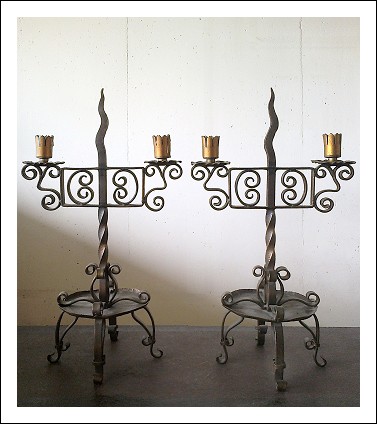 Coppia di candelabri in ferro battuto e ottone, forgiati a mano.