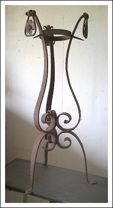 Tripode porta vaso o porta bacile in ferro battuto forgiato a mano con pendagli decorati. 