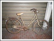 bicicletta con cerchioni in legno