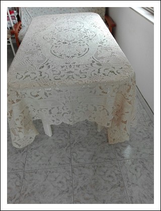 Pregiato copritavolo realizzato a intaglio