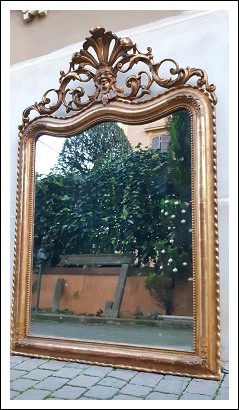 Specchiera in legno dorato antica con cimasa traforata e specchio argentato