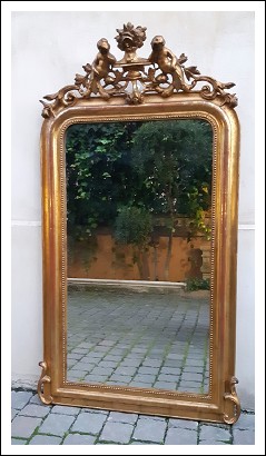 Specchiera a vassoio dorata antica con cimasa figurata con putti