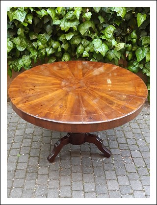 Tavolo tondo antico emiliano lastronato a spicchi
