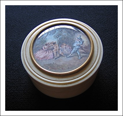 Miniatura su porta-pillole in avorio. Parigi XVIII secolo.