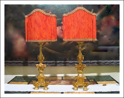 Coppia di candelieri in legno scolpito ad altorilievo, doratura zecchino, fine XVII-inizio XVIII